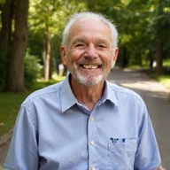 Un hombre mayor sonriendo, con un aspecto saludable y vital